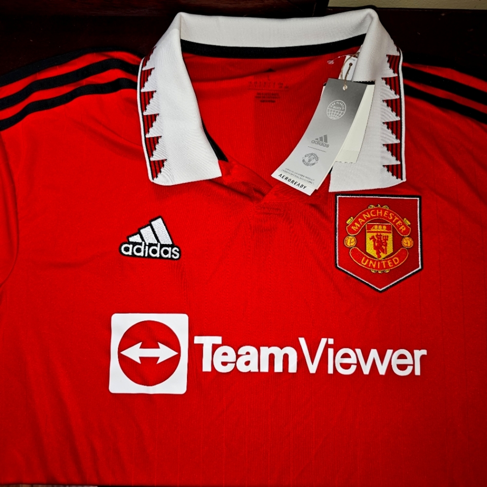 New Men's Large Adidas Red Manchester United 2022/23 Home Jersey.